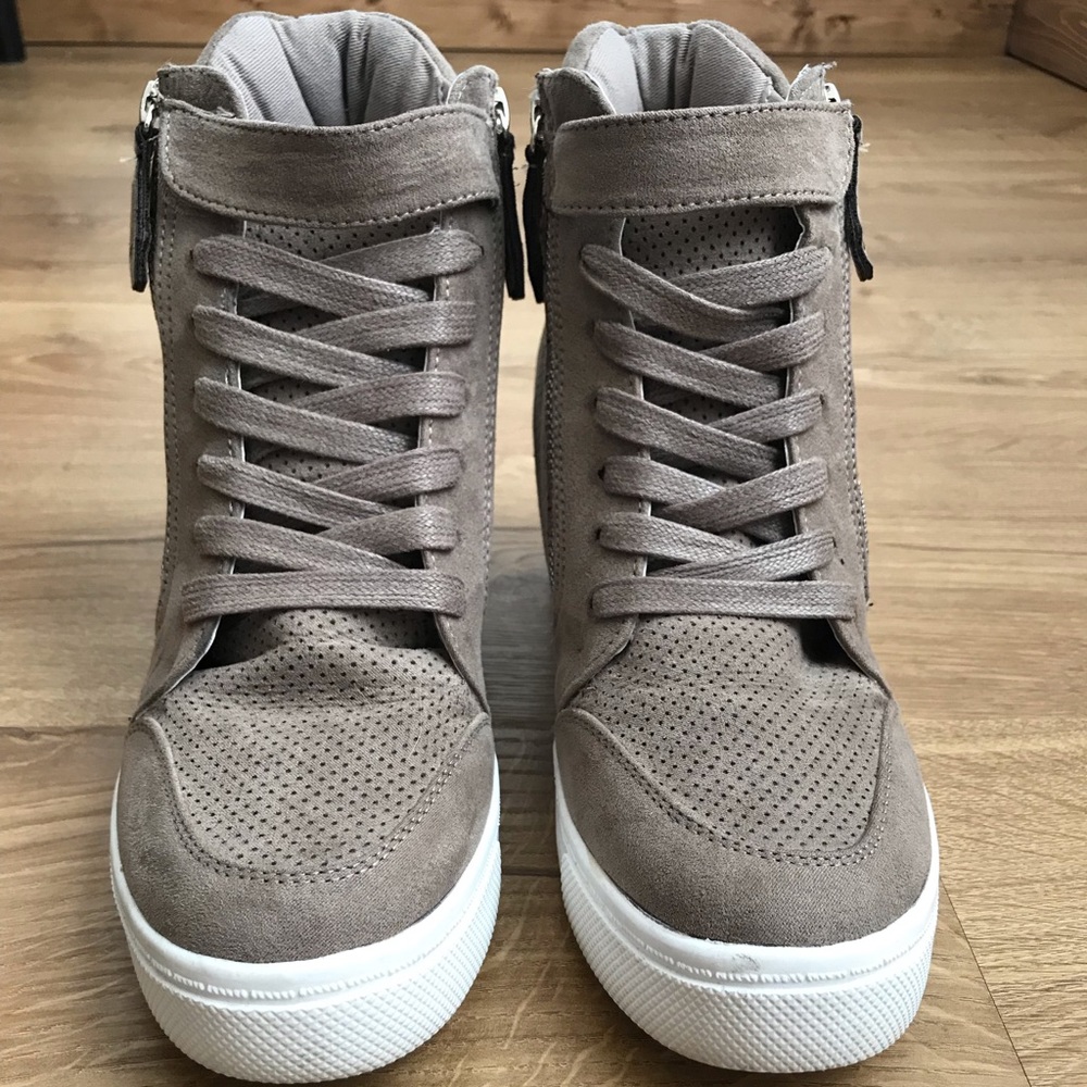 Wedged tennis shoes